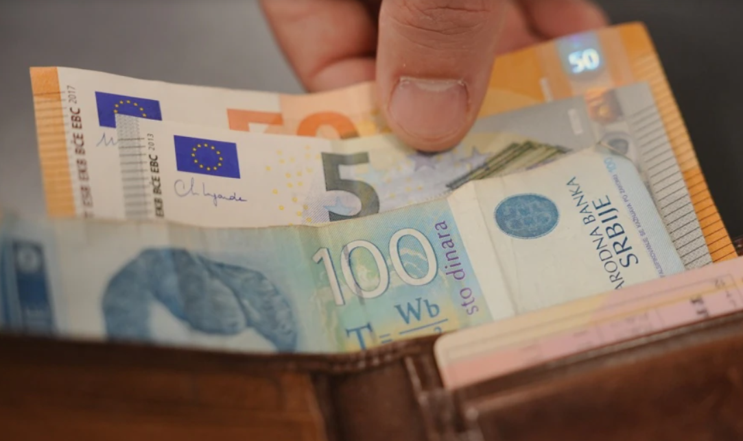BQK-ja largon dinarin: Pagesat në Kosovë do të kryhen vetëm me euro