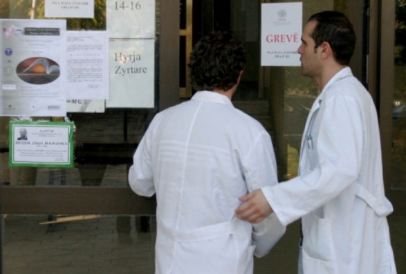  17 mjekë u larguan nga Kosova sivjet